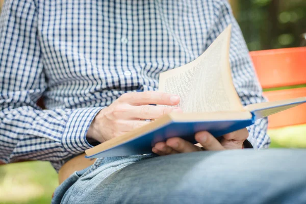 Kitap yakın planda.