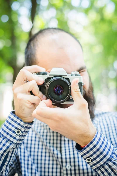 Homem Com Barba Fundo Jardim — Fotografia de Stock