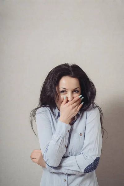 Γυναίκα Που Καλύπτει Στόμα Της Γελώντας Γκρι Φόντο — Φωτογραφία Αρχείου