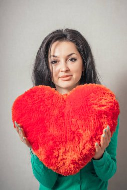 Genç, mutlu kadın yüreğini tut. Sevgililer Günü konsepti .