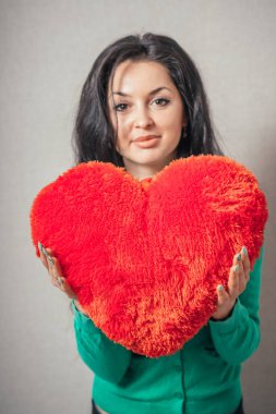 Genç, mutlu kadın yüreğini tut. Sevgililer Günü konsepti .