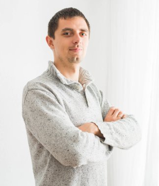 Genç adam stüdyo geçmişine karşı