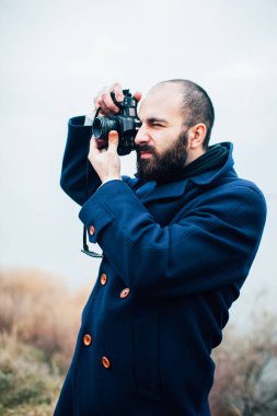 Eski film kamerası olan genç profesyonel fotoğrafçı.