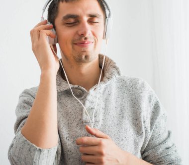 Genç adam stüdyo geçmişine karşı