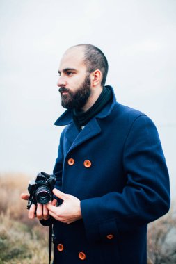 Eski film kamerası olan genç profesyonel fotoğrafçı.