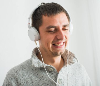 Genç adam stüdyo geçmişine karşı