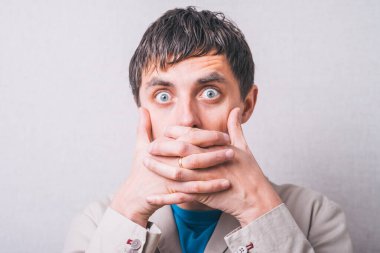 Adam ağzını kapatır.