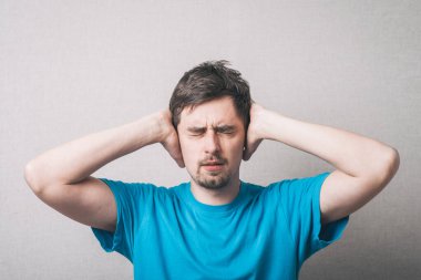 Stüdyonun arka planında baş ağrısı var.