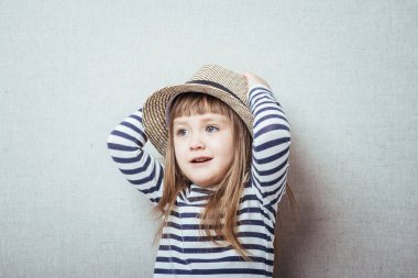 Gülümseyen şapkalı kız