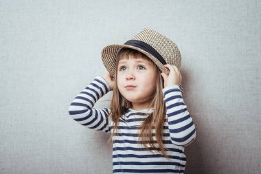 Gülümseyen şapkalı kız