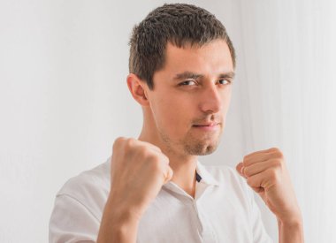 Genç adam stüdyo geçmişine karşı