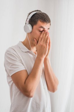 Genç adam stüdyo geçmişine karşı