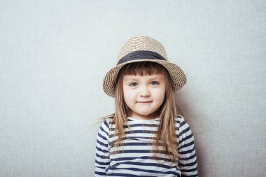 Gülümseyen şapkalı kız