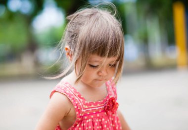 Bahar günü çayırda tatlı küçük bir kız.