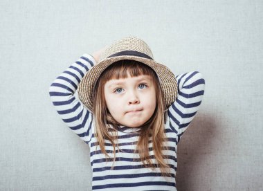 Gülümseyen şapkalı kız