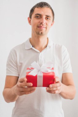 Genç adam stüdyo geçmişine karşı