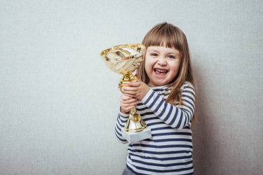 Fincanlı küçük kız.