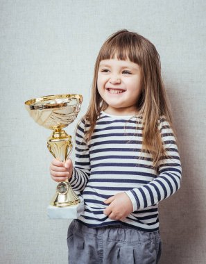 Fincanlı küçük kız.