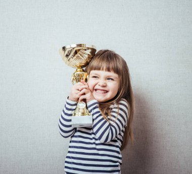 Fincanlı küçük kız.