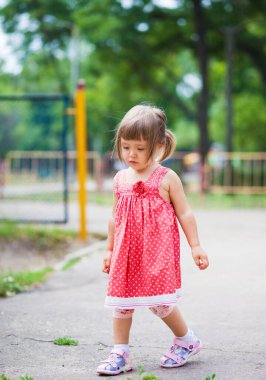 Bahar günü çayırda tatlı küçük bir kız.