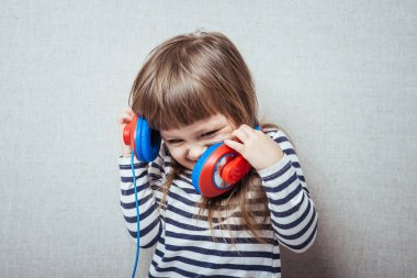 ev, teknoloji ve müzik konsepti - kulaklıklı küçük kız 