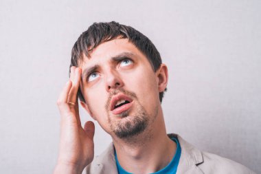 Stüdyo geçmişine karşı erkek baş ağrısı 