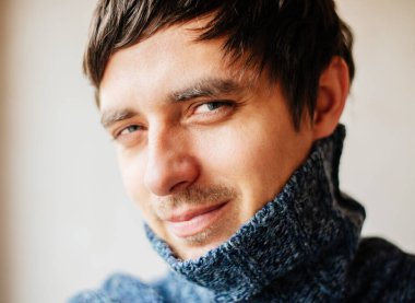 Akıllı ve kurnaz bir adamın portresi.