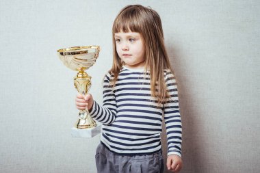 Fincanlı küçük kız.