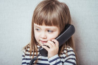 Küçük kız arıyor.