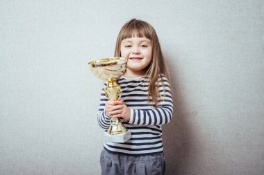 Fincanlı küçük kız.