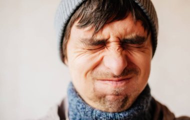 Adam gözlerini kapadı.