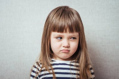 Mutlu, pozitif, gülümseyen, neşeli beyaz kız portresi