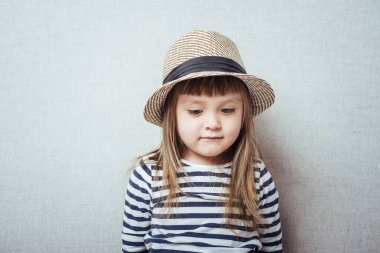 Gülümseyen şapkalı kız