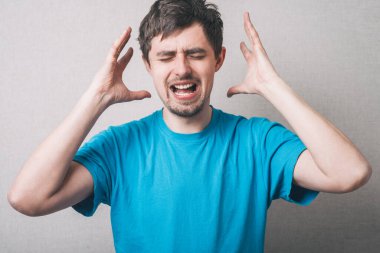 Stüdyonun arka planında baş ağrısı var. 