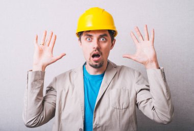 İnşaat kasklı korkmuş adam ellerini kaldırdı.