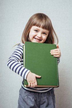 Küçük kız kitap okuyor. 