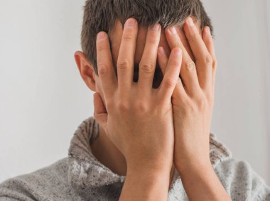 Genç adam stüdyo geçmişine karşı