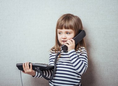 Küçük kız arıyor.