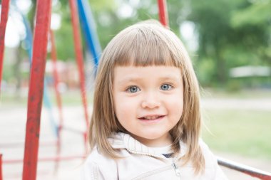 Bulutların üstünde sallanan küçük kız