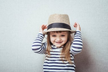 Gülümseyen şapkalı kız