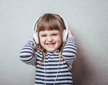 ev, teknoloji ve müzik konsepti - kulaklıklı küçük kız 