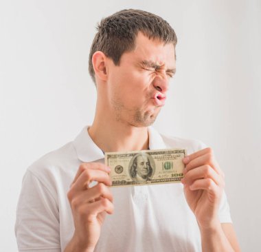 Genç adam stüdyo geçmişine karşı