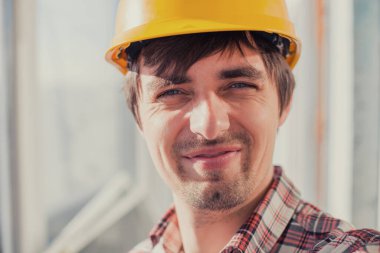 Sarı kasklı genç adam.