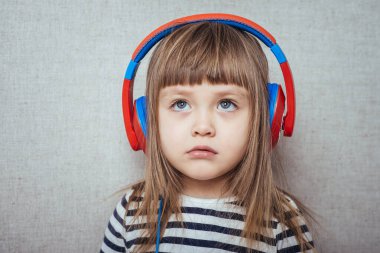 ev, teknoloji ve müzik konsepti - kulaklıklı küçük kız 