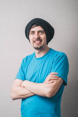 Şapkalı bir adam ellerini katladı.