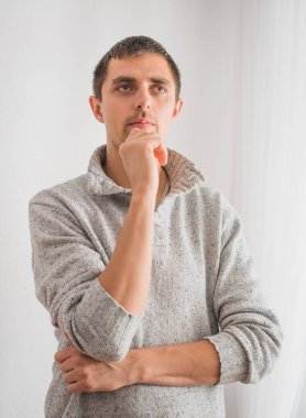 Genç adam stüdyo geçmişine karşı