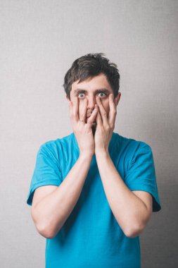 Depresyondaki genç iş adamı başını tutuyor.