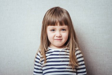 Komik küçük bir kızın resmi.