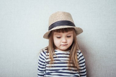 Gülümseyen şapkalı kız