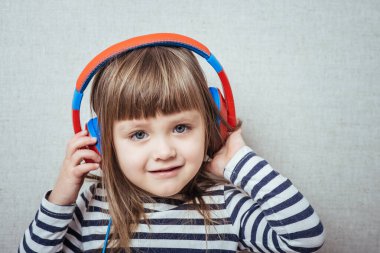 ev, teknoloji ve müzik konsepti - kulaklıklı küçük kız 